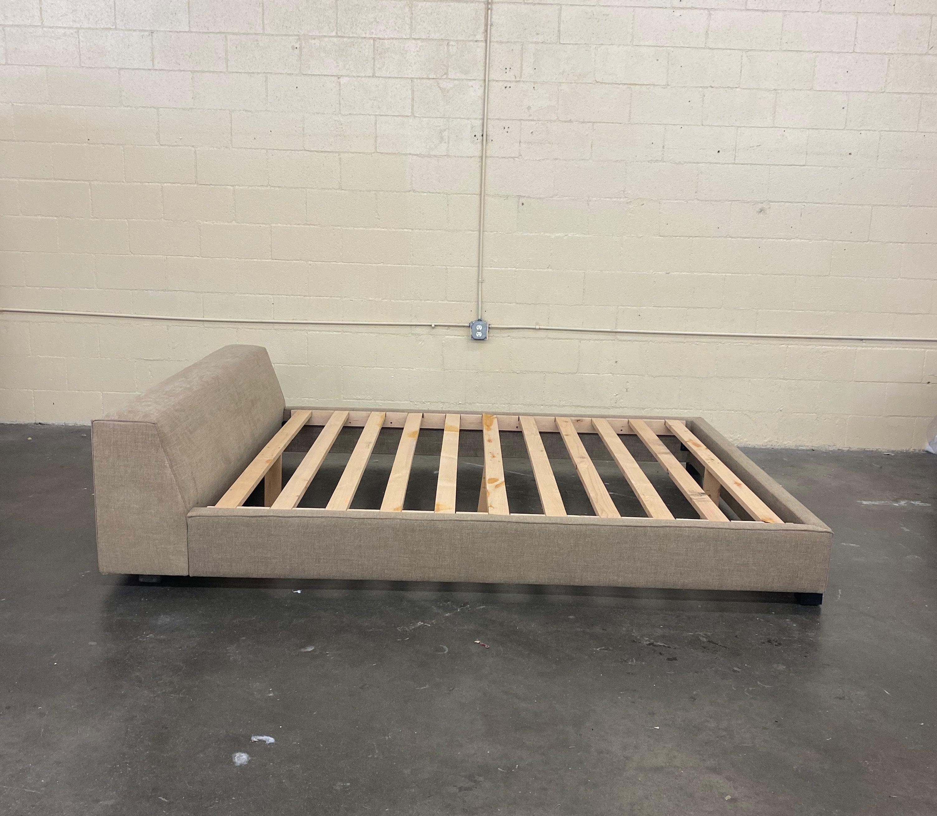 Nein Bed in Cal-King