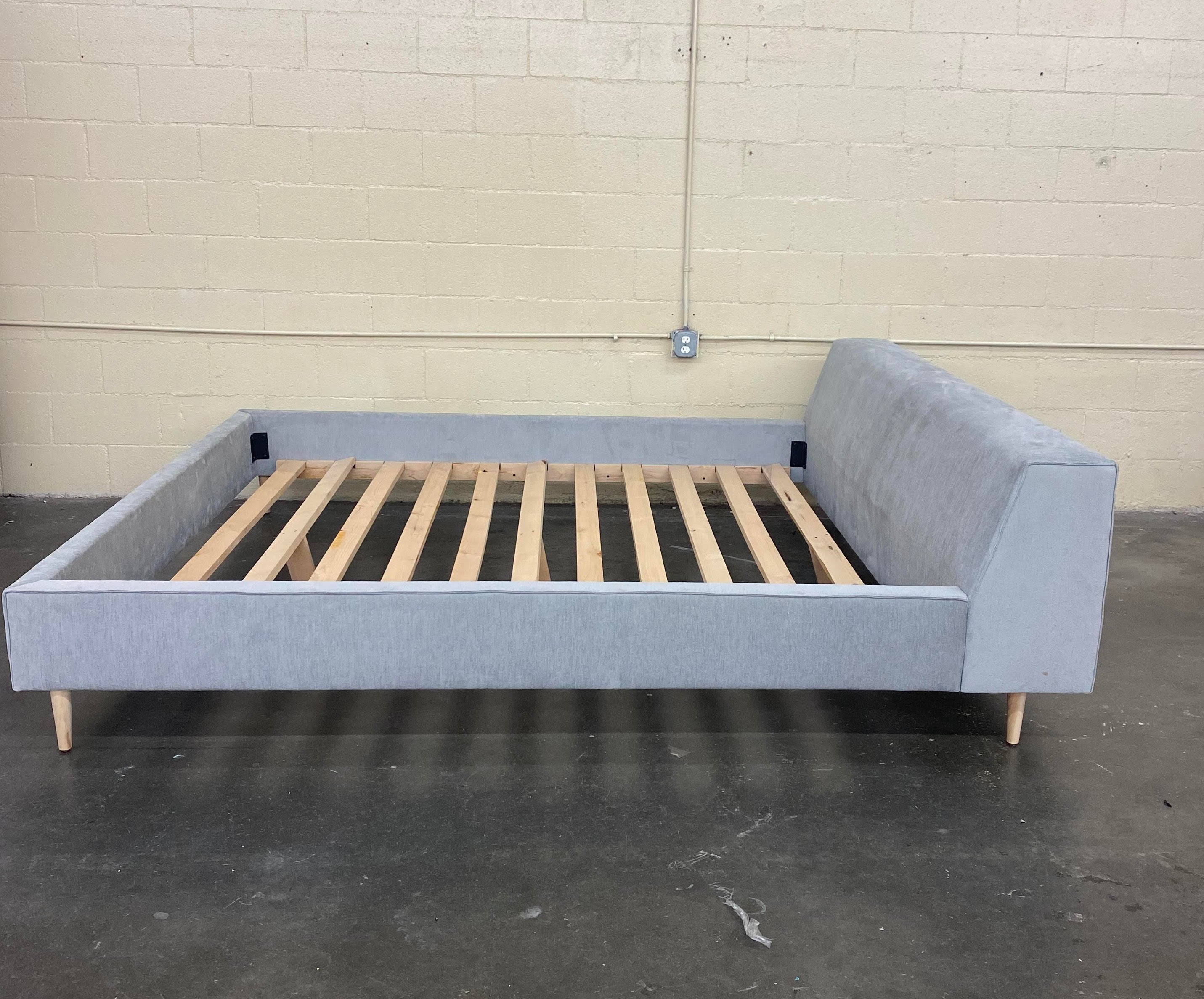 Nein Bed in Eastern King